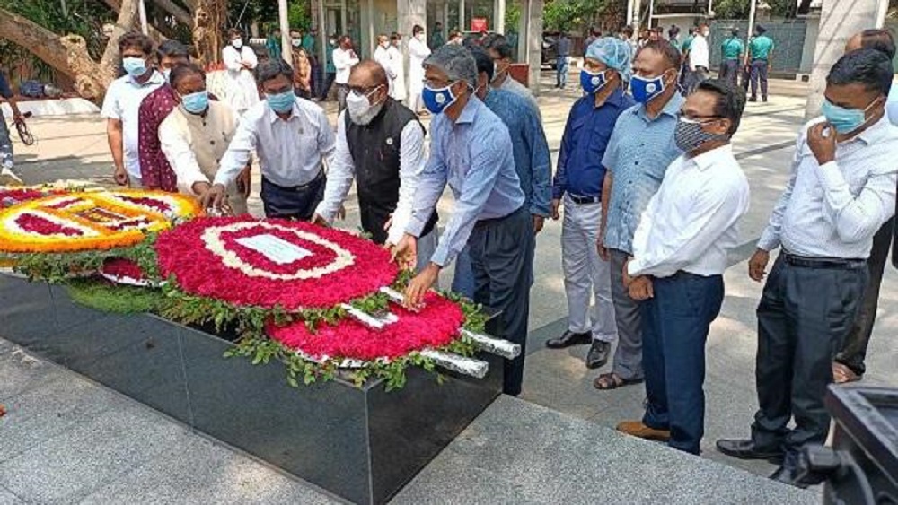 ঐতিহাসিক মুজিবনগর দিবস উপলক্ষে ধানমন্ডি ৩২ নম্বরে জাতির পিতা বঙ্গবন্ধু শেখ মুজিবুর রহমানের প্রতিকৃতিতে শ্রদ্ধা নিবেদন করেন মুক্তিযুদ্ধ বিষয়ক মন্ত্রী আ ক ম মোজাম্মেল হক-ছবি সংগৃহীত 