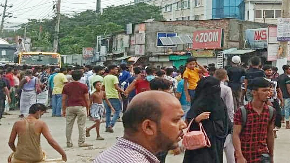 সোমবার ভোরে আদমজী ইপিজেডের পকেট গেট এলাকায় বিহারিদের সাথে পুলিশের সংঘর্ষ ও ধাওয়া-পাল্টা ধাওয়ার ঘটনা ঘটে-ছবি: সংগৃহীত