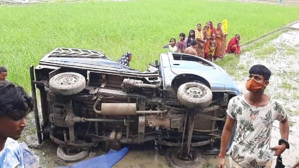 রোববার দুপুর পৌনে ২টার দিকে বনপাড়া-হাটিকুমরুল মহাসড়কের কাছিকাটা এলাকায় এ দুর্ঘটনা ঘটে- ছবি: সংগৃহীত 