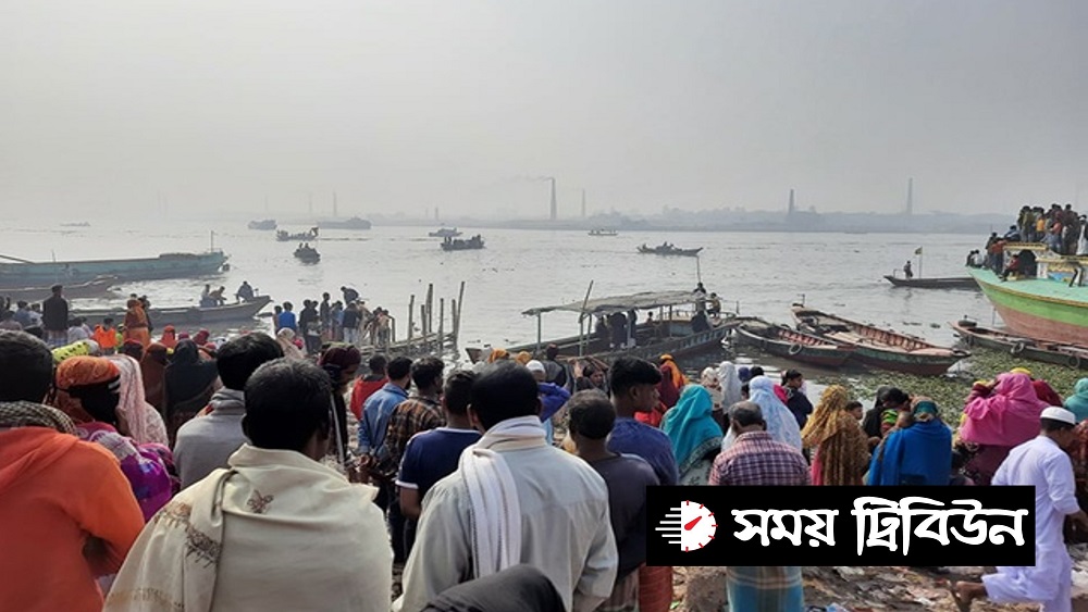 বুধবার সকালে ফতুল্লার ধর্মগঞ্জ খেয়াঘাট এলাকায় লঞ্চ ডুবে ১২ যাত্রী নিখোঁজ রয়েছেন- ছবি-সময় ট্রিবিউন