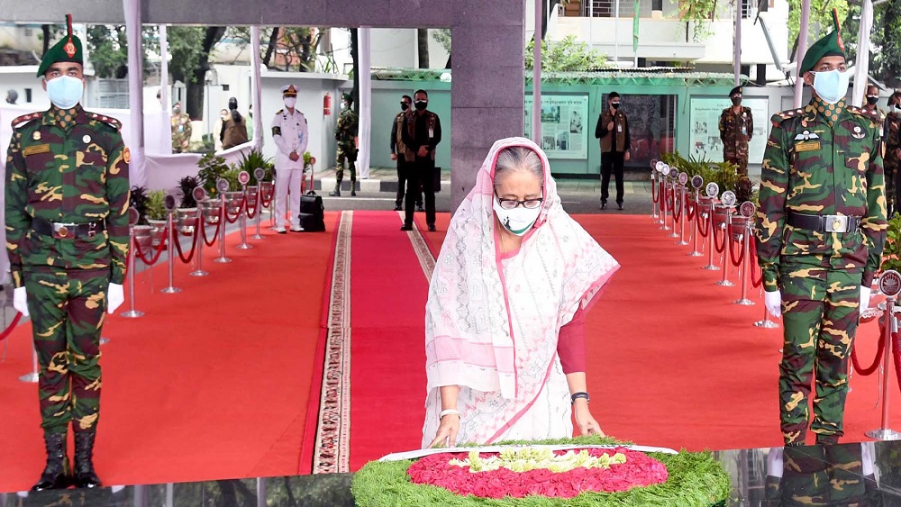 আওয়ামী লীগের ৭২তম প্রতিষ্ঠাবার্ষিকীতে বুধবার সকালে ধানমন্ডি-৩২ নম্বরে বঙ্গবন্ধুর প্রতিকৃতিতে পুষ্পার্ঘ অর্পণ করে শ্রদ্ধা নিবেদন করেন প্রধানমন্ত্রী ও আওয়ামী লীগ সভাপতি শেখ হাসিনা-ছবি: পিআইডি