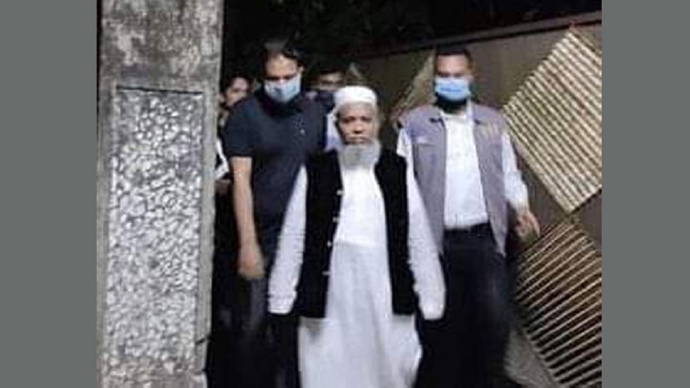 শুক্রবার প্রথম প্রহরে সিলেট থেকে নগরীর একটি মসজিদ থেকে ব্রাহ্মণবাড়িয়ার তাণ্ডবের মামলায় হেফাজতে ইসলামের নেতা ও সাবেক সাংসদ শাহীনুর পাশা চৌধুরীকে গ্রেপ্তার করে ঢাকার সিআইডির একটি দল-ছবি: সংগৃহীত