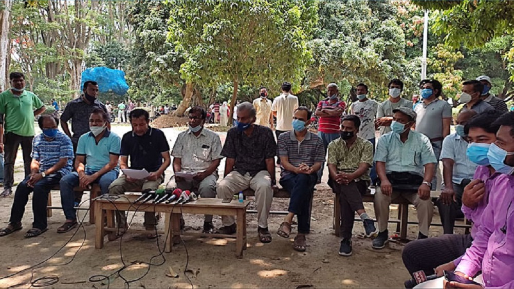 মঙ্গলবার বেলা সাড়ে ১১টার দিকে বিশ্ববিদ্যালয়ের শহীদুল্লাহ কলা ভবনের সামনে সংবাদ সম্মেলন করেন বিশ্বিবদ্যালয়ের দুর্নীতিবিরোধী শিক্ষক সমাজ -ছবি: সংগৃহীত 