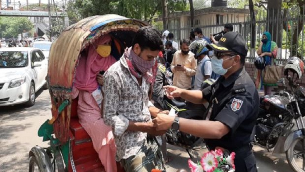 জনসচেতনতা বৃদ্ধি এবং মাস্ক ব্যবহার নিশ্চিত করতে সোমবার রাজধানীর বিভিন্ন জায়গায় অভিযান পরিচালনা করেন র‍্যাবের ভ্রাম্যমাণ আদালত।