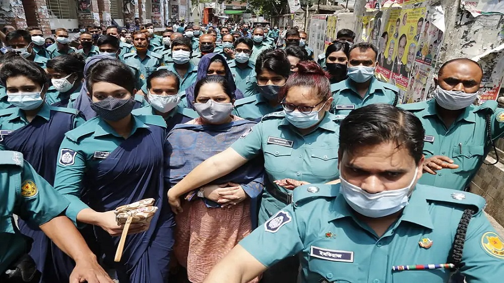 শুনানি শেষে জামিন আবেদন নামঞ্জুর হওয়ার পর ঢাকার সিএমএম আদালতের সামনে সাংবাদিক রোজিনা-ফাইল ছবি 