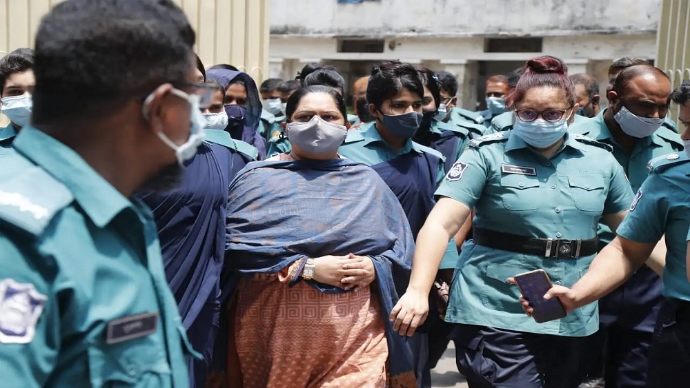 গতকাল মঙ্গলবার দুপুরে অনুমতি ছাড়া করোনাভাইরাসের ভ্যাকসিনের সরকারি নথির ছবি তোলার অভিযোগে দৈনিক প্রথম আলোর জ্যেষ্ঠ প্রতিবেদক রোজিনা ইসলামের রিমান্ড আবেদন খারিজ করে কারাগারে পাঠানোর নির্দেশ দেন আদালত-ছবি: সংগৃহীত 