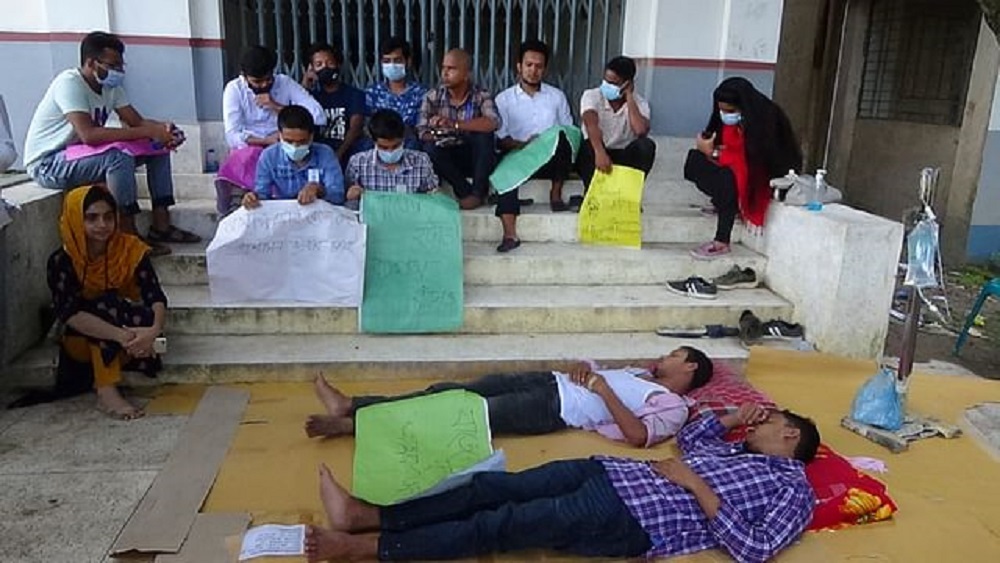 শিক্ষক ফারহানা ইয়াসমিনকে স্থায়ীভাবে অপসারণের দাবিতে ১১ শিক্ষার্থী প্রধান ফটকে আমরণ অনশন কর্মসূচি পালন করছেন। ছবি : সংগৃহীত
