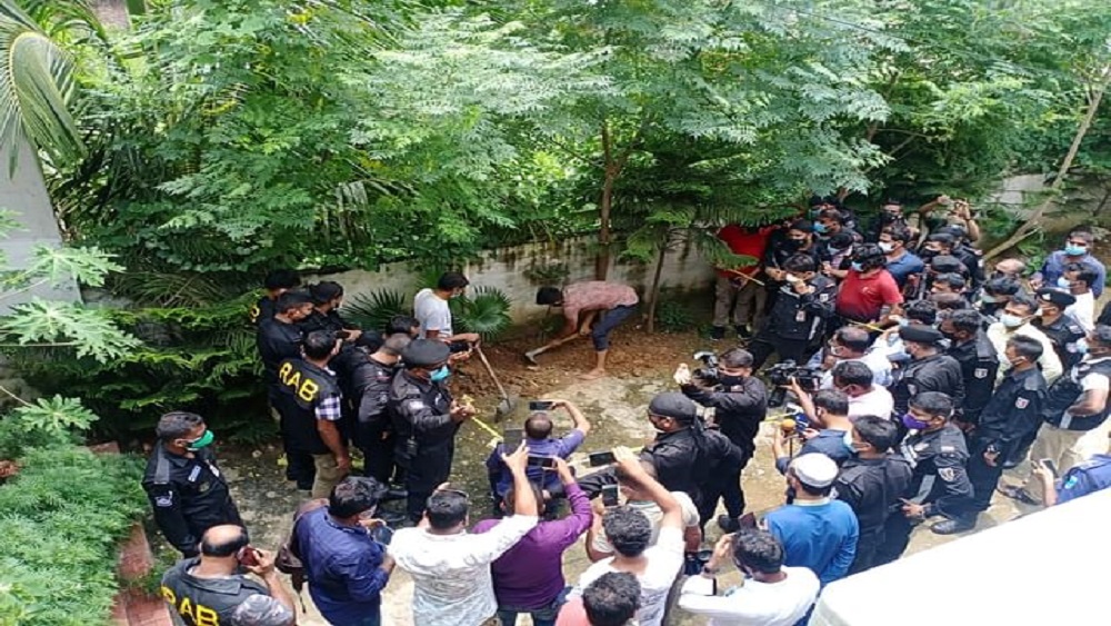 সোমবার সাভারের রেসিডেন্সিয়াল স্কুল অ্যান্ড কলেজের অধ্যক্ষ মিন্টু চন্দ্র বর্মণের (৩৬) লাশের ৫ টুকরো উদ্ধার করেছে র‍্যাব-ছবি সংগৃহীত 