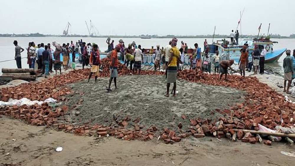 ফেরি চলাচলের জন্য শরীয়তপুরের জাজিরার সাত্তার মাদবর ও মঙ্গল মাঝির ঘাট এলাকায় নতুন করে ঘাট নির্মাণ হচ্ছে। ঘাটে যাওয়ার সড়ক নির্মাণের কাজ করছেন শ্রমিকেরা-ছবি সংগৃহীত 