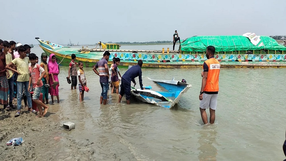 মাদারীপুরের শিবচরে পদ্মা নদীতে বালুবোঝাই বাল্কহেডের সঙ্গে স্পিডবোটের ধাক্কায় ২৬ জন নিহতের ঘটনায় উদ্ধারে অভিযান চলছে-ছবি: সংগৃহীত 