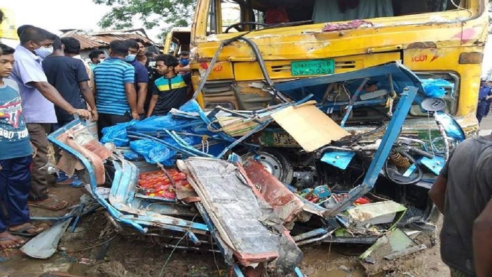 বৃহস্পতিবার দুপুরে ঠাকুরগাঁওয়ের বোর্ড অফিস নামক স্থানে পঞ্চগড়মুখী এক ট্রাকের সঙ্গে অটোরিকশার মুখোমুখি সংঘর্ষে দুমড়ে-মুচড়ে যায় অটোরিকশাটি-ছবি: সংগৃহীত