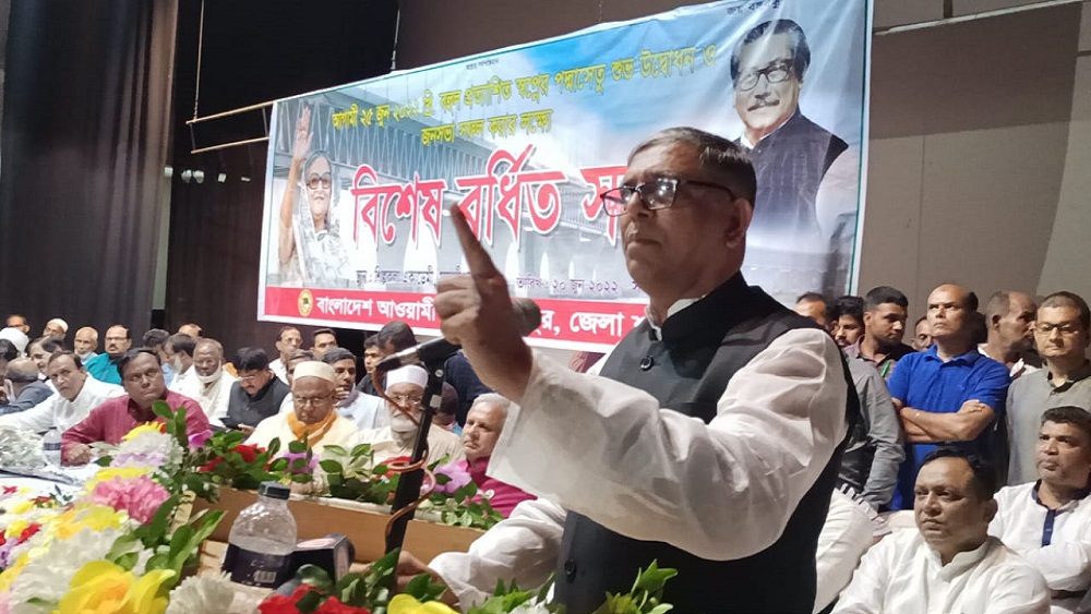 আগামী ২৫ জুন পদ্মা সেতু উদ্বোধন ও বিশাল জনসভা সফল করতে সোমবার মাদারীপুর জেলা আওয়ামী লীগের বিশেষ বর্ধিত সভা অনুষ্ঠিত হয়। এতে বক্তব্য রাখেন আওয়ামী লীগের যুগ্ম সাধারণ সম্পাদক আ. ফ. ম. বাহাউদ্দিন নাছিম-ছবি: সময় ট্রিবিউন