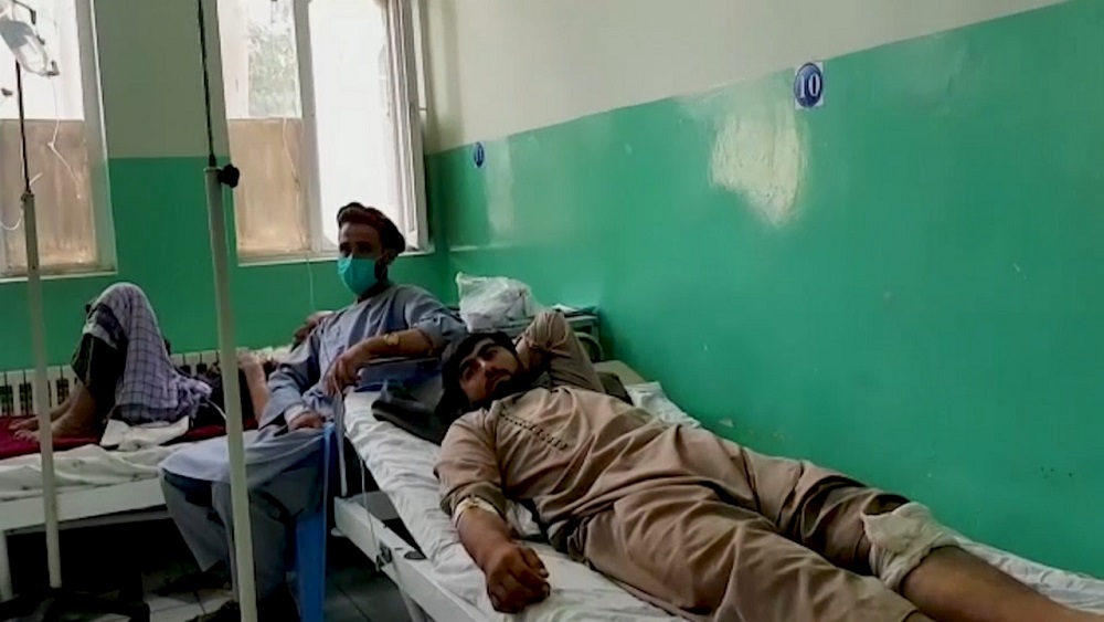 মঙ্গলবার আফগানিস্তানের বাগলান প্রদেশে বন্দুকধারীদের গুলিতে আহতরা হাসপাতালে চিকিৎসা নিচ্ছেন-ছবি সংগৃহীত