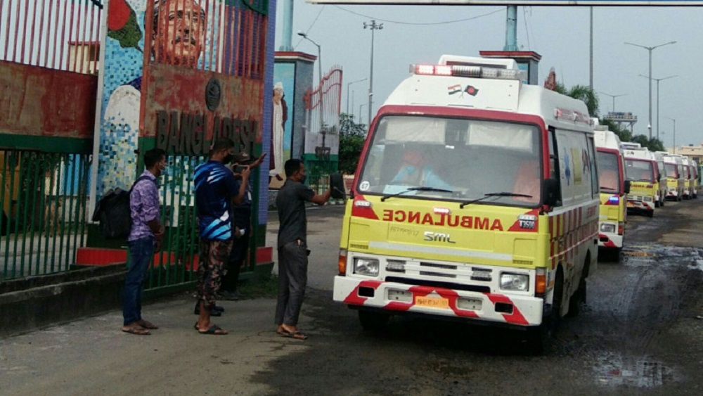 ভারত সরকারের উপহারের শেষ চালানে ৯টি আইসিইউ অ্যাম্বুলেন্স মঙ্গলবার বেনাপোল বন্দরে প্রবেশ করে।-ছবি: সংগৃহীত