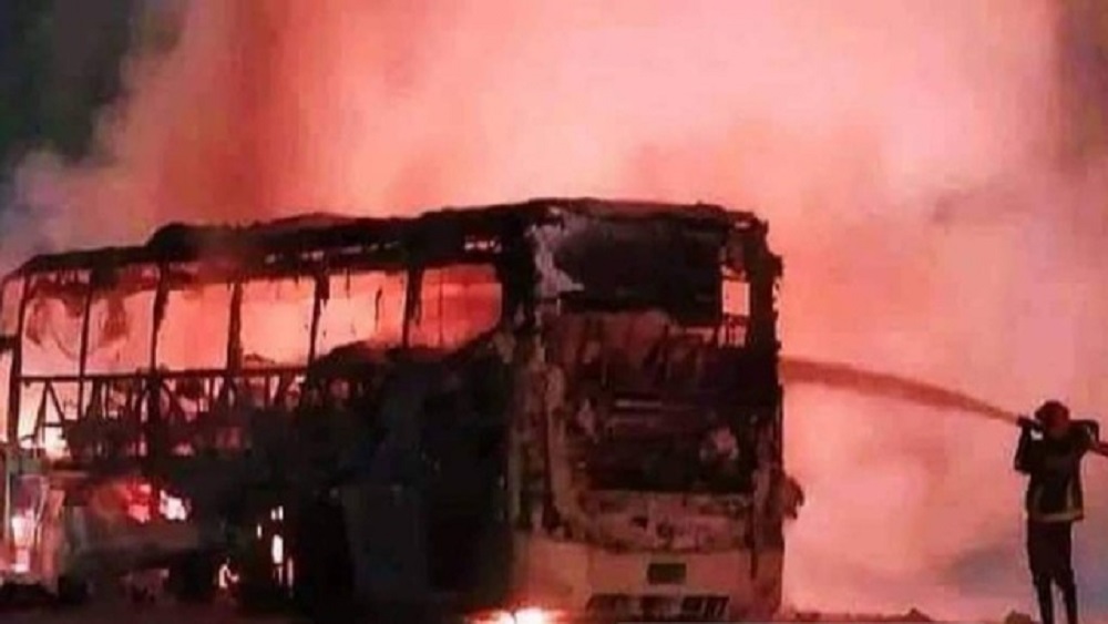 মঙ্গলবার রাত সাড়ে ১২টার দিকে বগুড়ায় একটি চলন্ত বাসে হঠাৎ অগ্নিকাণ্ড ঘটেছে-ছবি: সংগৃহীত