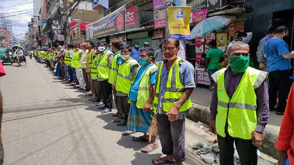 বরিশাল সিটি করপোরেশনের মেয়র সেরনিয়াবাত সাদিক আবদুল্লাহসহ অন্যদের বিরুদ্ধে করা মামলা প্রত্যাহারের দাবিতে অশ্বিনী কুমার হলের সামনে মানববন্ধন করেন সিটি করপোরেশনের কর্মকর্তা-কর্মচারীরা-ছবি সংগৃহীত 