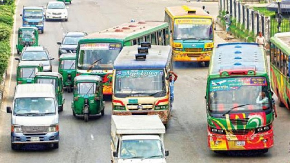 হরতালের দিনেও রাজধানীর বাস চলাচলের চিত্র স্বাভাবিক।