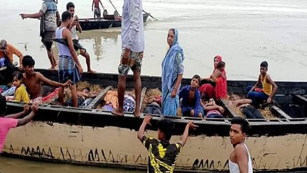 বজ্রপাতে মৃতদের নৌকায় করে বাড়ি নেওয়া হয়। পদ্মা নদীর তেলিখাড়ি ঘাট, শিবগঞ্জ, চাঁপাইনবাবগঞ্জ-ছবি: সংগৃহীত