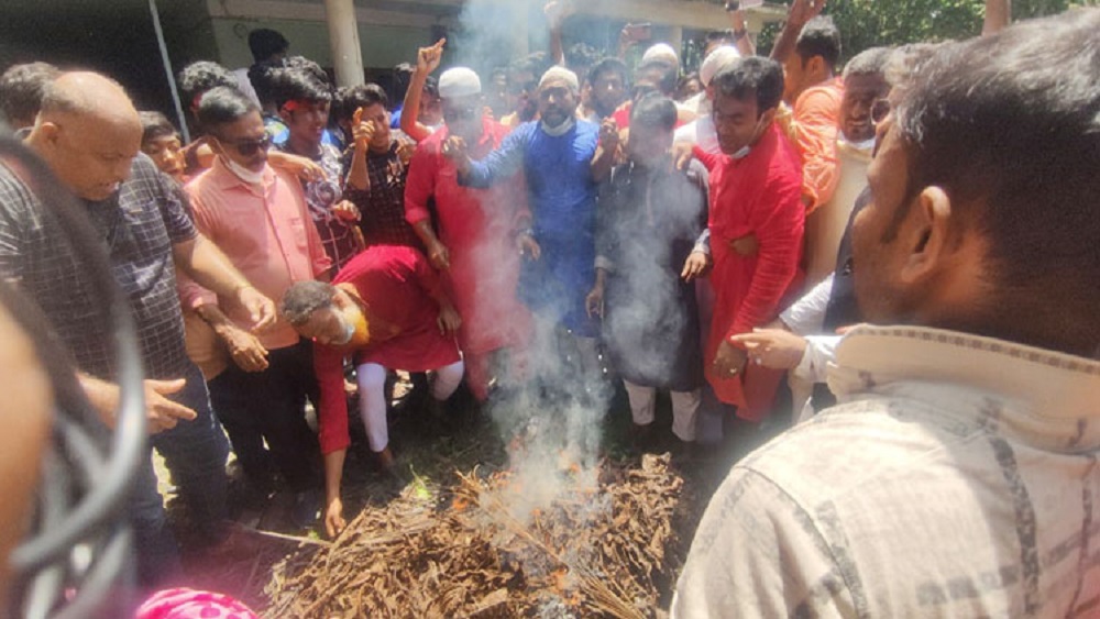 পার্শ্ববর্তী দশপাড়া স্কুলমাঠে মোশতাকের প্রতিকৃতিতে ঘৃণা প্রদর্শন এবং কংকর-পাদুকা নিক্ষেপ চলার সময় উত্তেজিত জনতা বাড়িতে প্রবেশ করে হামলা করে-ছবি: সংগৃহীত 