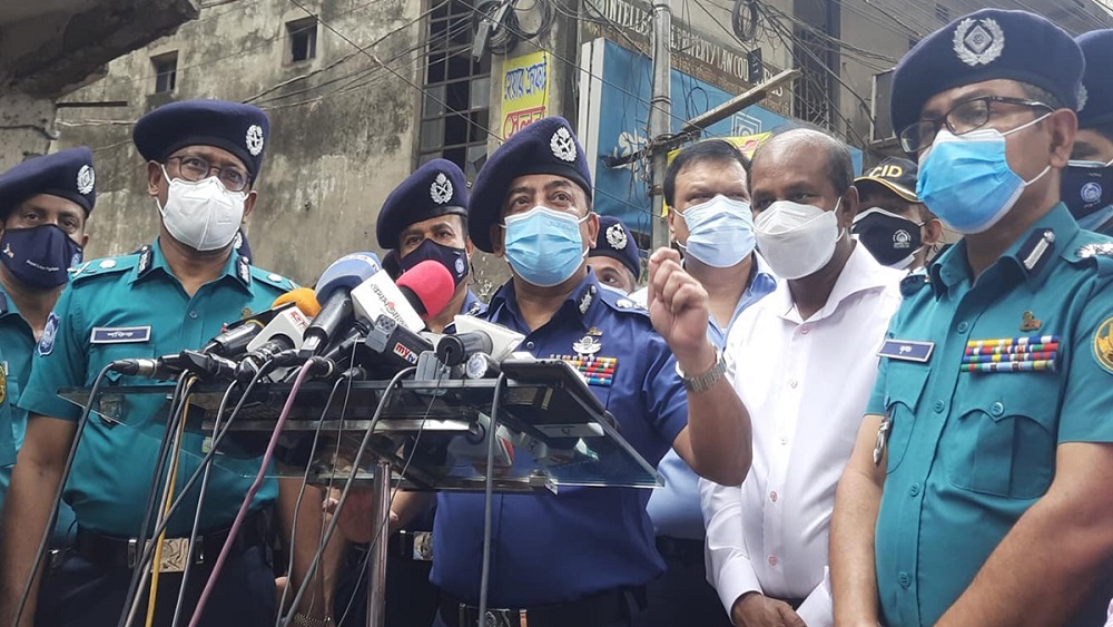 রাজধানীর মগবাজার ওয়ারলেস গেট এলাকায় বিস্ফোরণের ঘটনায় সোমবার বেলা ১১টার দিকে মগবাজারের ওই ভবন পরিদর্শনের আসেন আইজিপি-ছবি: সময় ট্রিবিউন 