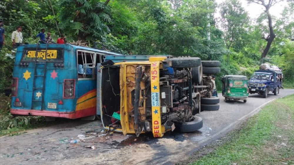 কার্গো ট্রাকের চাপায় যাত্রীবাহী বাসের ১৯ জন যাত্রী গুরুতর আহত হয়েছেন। ছবি: সংগৃহীত 