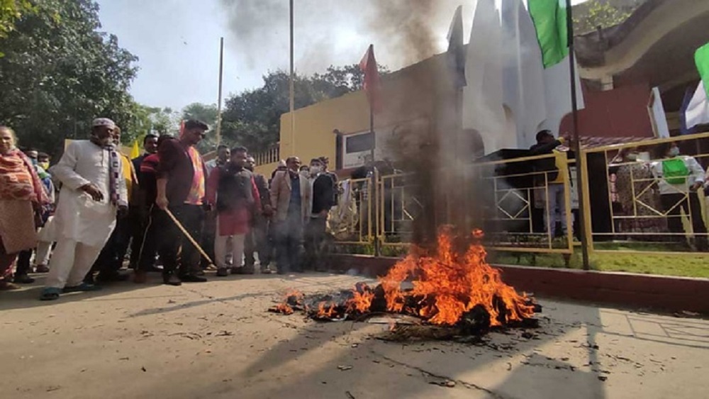 বাংলাদেশ চলচ্চিত্র শিল্পী সমিতির নির্বাচনের সময় এফডিসিতে প্রবেশে বাধা দেওয়ার অভিযোগে রোববার প্রতিষ্ঠানটির ব্যবস্থাপনা পরিচালক নুজহাত ইয়াসমিনের কুশপুতুল পুড়িয়ে বিক্ষোভ করেছে চলচ্চিত্র প্রযোজক, পরিচালক, কলাকুশলীদের ১৭টি সংগঠন। ছবি: সংগৃহীত