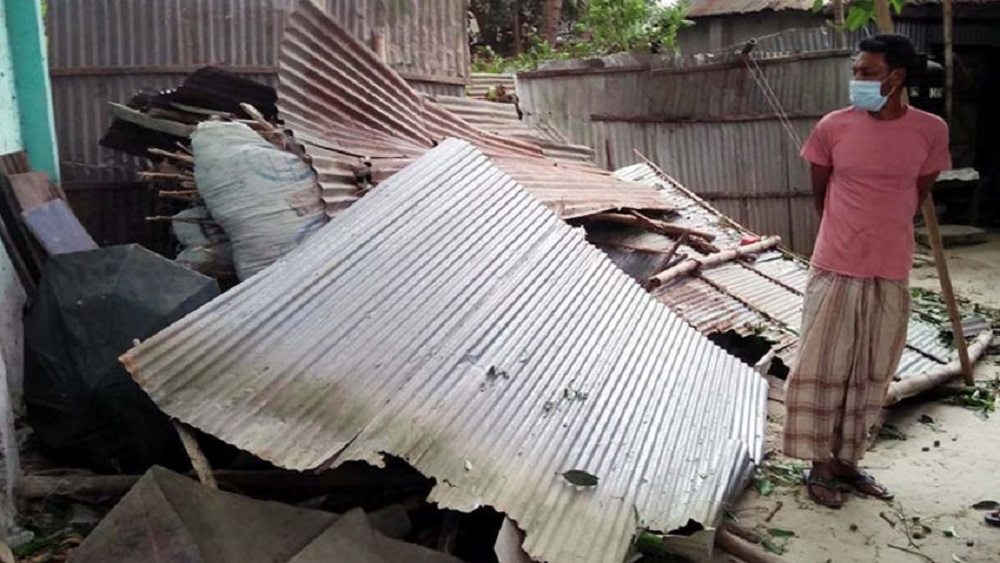 রোববার বিকালে গাইবান্ধা জেলার ওপর দিয়ে বয়ে যাওয়া  ঝড়ে কাঁচা ঘরবাড়ি ও গাছপালার ব্যাপক ক্ষতি হয়েছে। ছবি: সংগৃহীত 