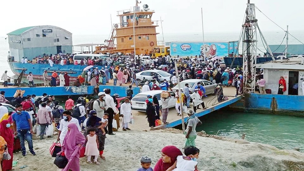 শিমুলিয়া বাংলাবাজার নৌরুটের উভয় পাশে যাত্রী এবং যানবাহনের চাপ রয়েছে। যাত্রীদের চাপে শনিবার (১৫ মে) সকালে শিমুলিয়া ঘাট থেকে শুধুমাত্র যাত্রী নিয়ে অন্তত পাঁচটি ফেরি বাংলাবাজার ঘাটের উদ্দেশ্যে ছেড়ে গেছে-ছবি: সংগৃহীত 