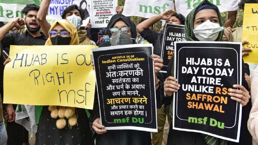 ভারতের কর্ণাটক রাজ্যে মুসলিম নারী শিক্ষার্থীদের হিজাব পরা নিয়ে চলমান বিতর্ক-ছবি সংগৃহীত