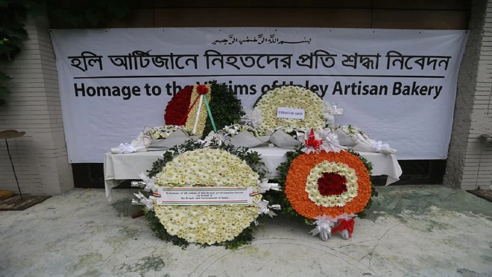 হোলি আর্টিজানে নিহতদের প্রতি ফুল দিয়ে শ্রদ্ধা-ছবি সংগৃহীত