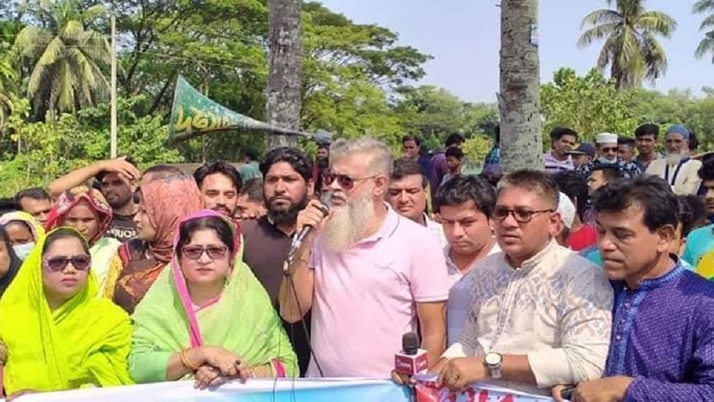 বঙ্গবন্ধুর খুনি খন্দকার মোশতাক আহমেদের সম্পতি বাজেয়াপ্ত এবং তার কবর কুমিল্লা থেকে সরানোর দাবিতে শনিবার বিক্ষোভ করেছে স্থানীয় আওয়ামী লীগ, স্বেচ্ছাসেবক লীগ, ছাত্রলীগসহ অন্যান্য সহযোগী সংগঠনের নেতাকর্মীরা। ছবি: সংগৃহীত