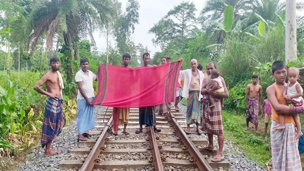 স্থানীয়রা দ্রুত একটি লাল রঙের গামছা প্রদর্শন করে ট্রেনটিকে রক্ষা করেন-ছবি: সংগৃহীত 