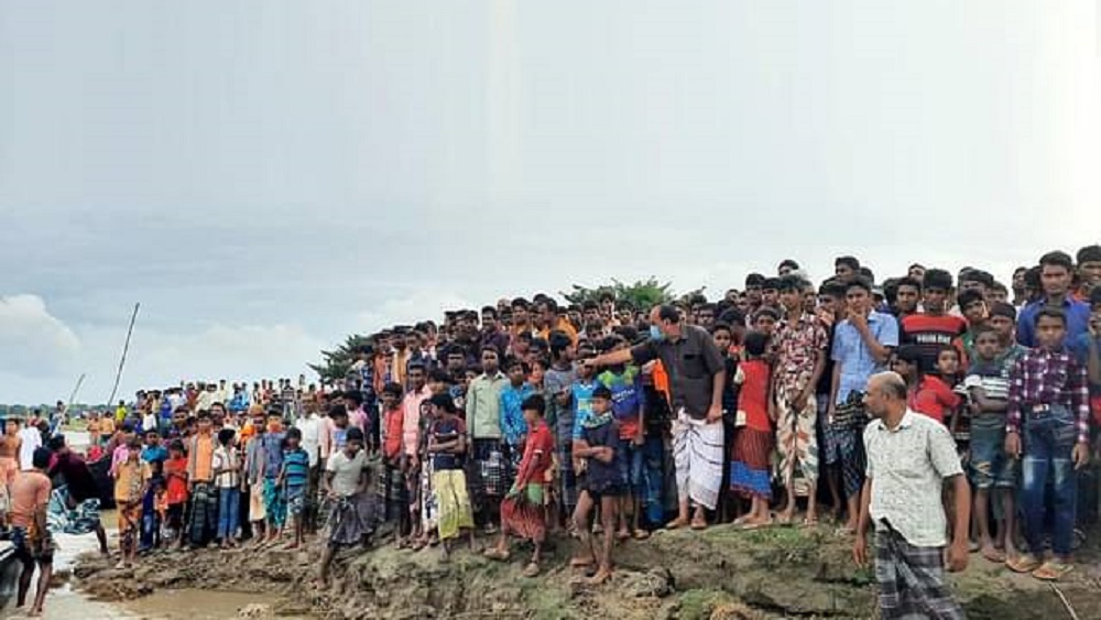 নৌকাডুবির খবর শুনে নদীর পাড়ে ভিড় করেন স্থানীয়রা। বুধবার দুপুরে-ছবি: সংগৃহীত