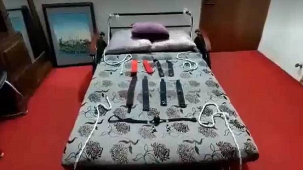 আলোচিত চলচ্চিত্র প্রযোজক ও অভিনেতা নজরুল ইসলাম রাজের বাসা থেকে বিপুল পরিমাণ মাদকের পাশাপাশি বিকৃত যৌনাচার সরঞ্জাম জব্দ করেছে র্যাব-ছবি: সংগৃহীত
