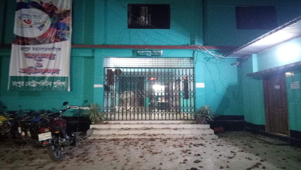 বিক্ষুব্ধ জনতা হারাগাছ থানায় ভাংচুর চালায়-ছবি: সংগৃহীত
