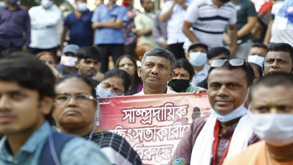 সারা দেশে প্রতিমা, পূজামণ্ডপ, মন্দিরে হামলা, ভাঙচুর, অগ্নিসংযোগের প্রতিবাদে শনিবার সকাল থেকে রাজধানীর শাহবাগে গণ–অনশন, গণ–অবস্থান ও বিক্ষোভ মিছিল করছেন সনাতন ধর্মাবলম্বীরা।  ছবি: সংগৃহীত