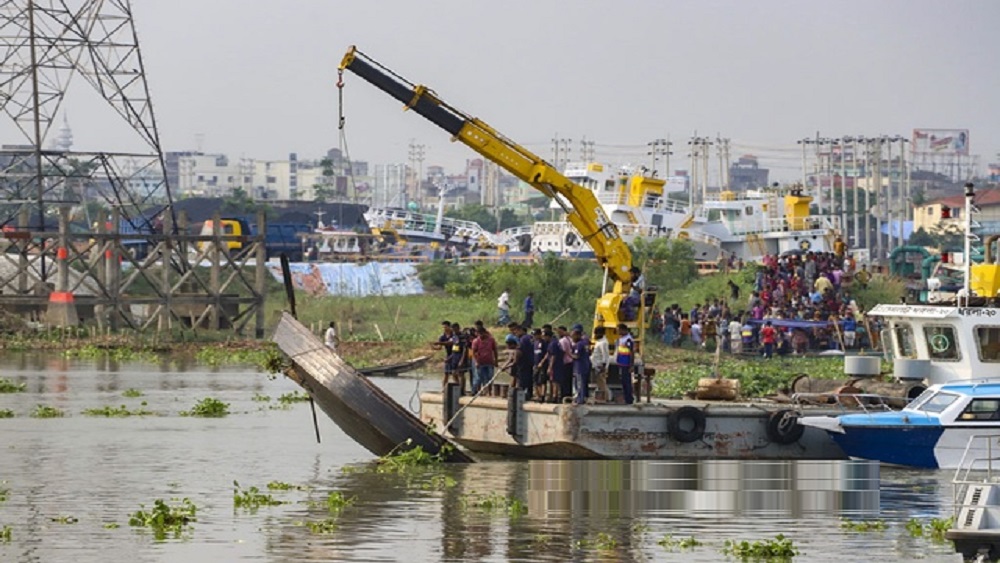 ঢাকার গাবতলী সংলগ্ন তুরাগ নদীতে শনিবার সকালে ডুবে যাওয়া ইঞ্জিনচালিত নৌকাটি উদ্ধার করা হয়। ছবি: সংগৃহীত