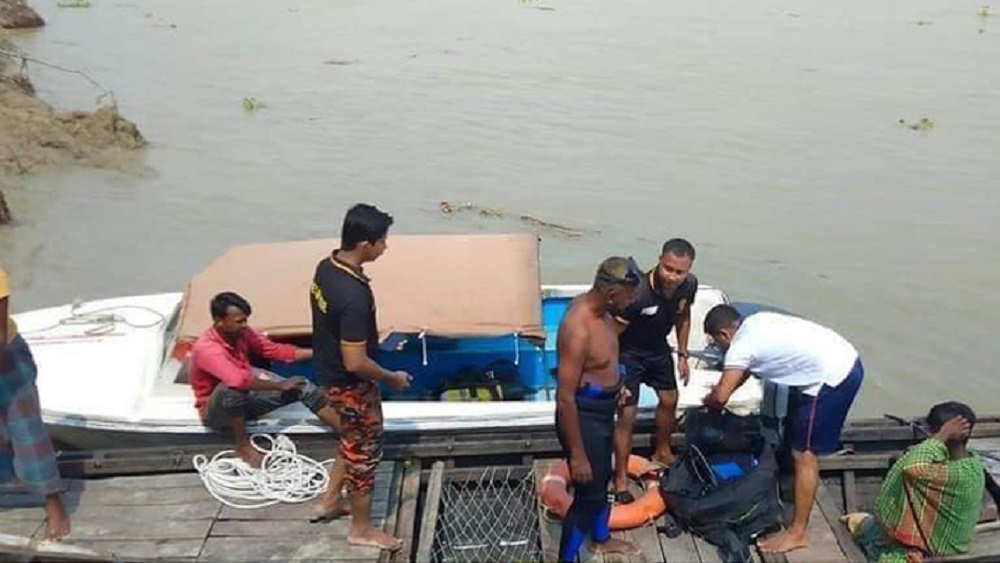 নদীতে অভিযান চালাতে গিয়ে জেলেদের হামলার শিকার হয়েছেন ইউএনও। ছবি: সংগৃহীত 