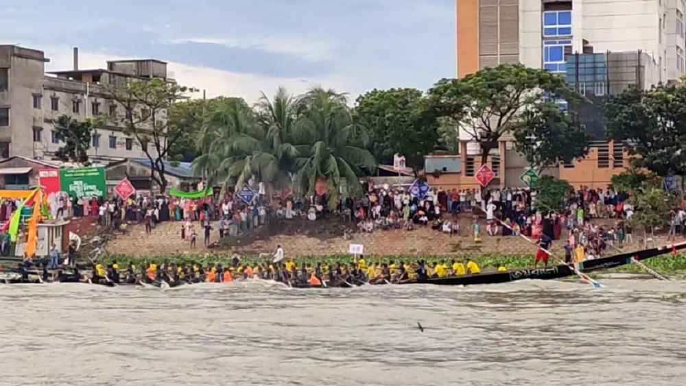 প্রধানমন্ত্রী শেখ হাসিনার জন্মদিন উপলক্ষে বুড়িগঙ্গায় নৌপরিবহন মন্ত্রণালয় আয়োজিত নৌকা বাইচ। ছবি: সংগৃহীত